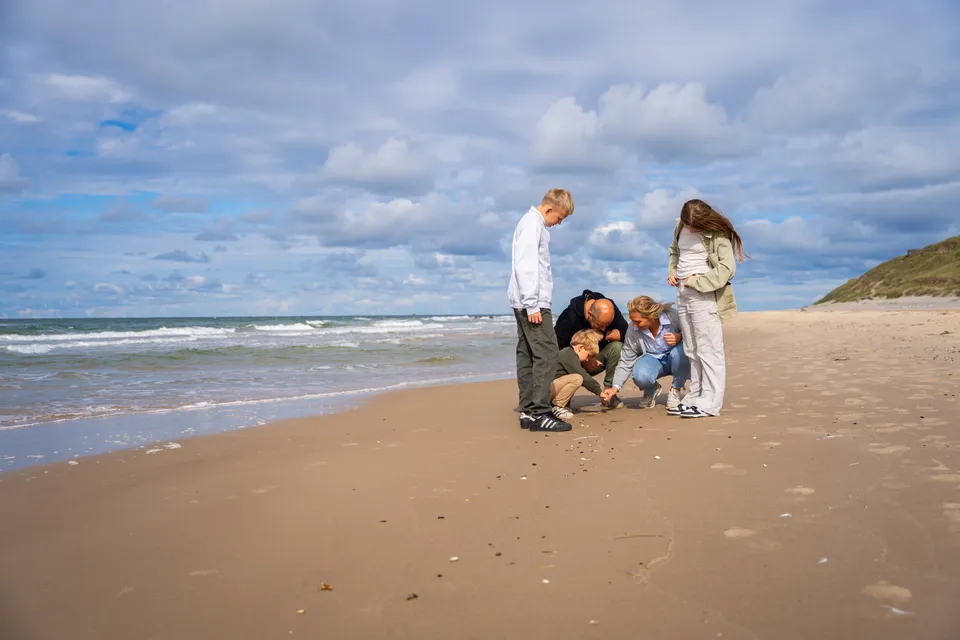 Familie leger p� stranden ved Landal Fyrklit ved Hirtshals