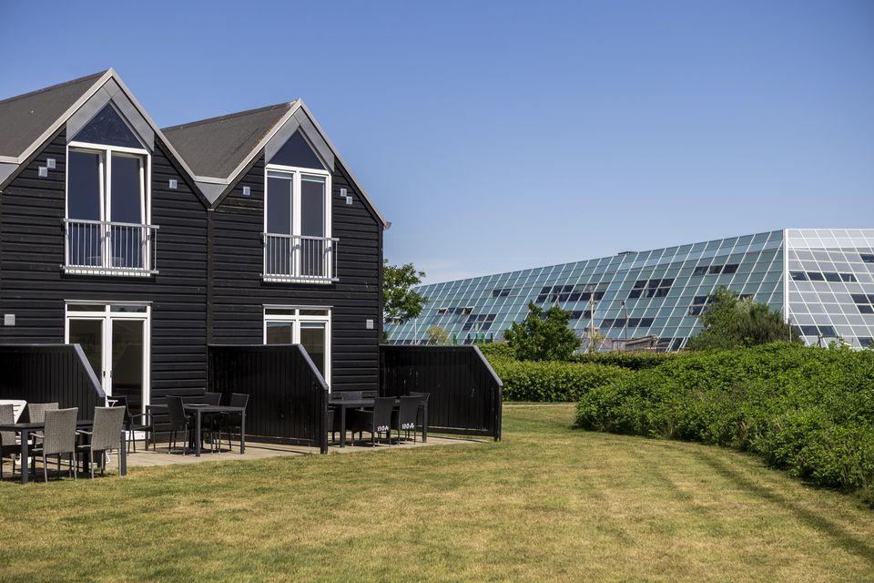 Ferieboliger og facilitetsbygning p� et moderne feriecenter