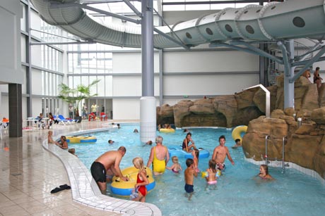 Indend�rs badeland i Landal Seawest med bassiner og tropisk stemning