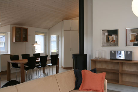 Feriehus-stue p� Landal � slutreng�ring er inkluderet; g�steliste f�r afrejse